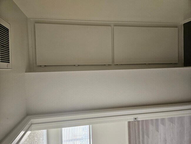 Building Photo - 1307 E Vista Ave