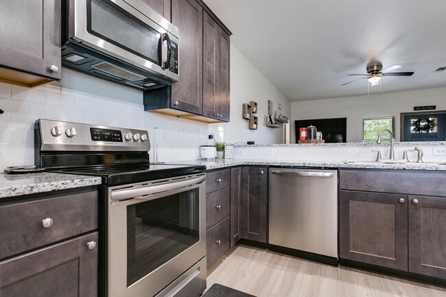 Building Photo - 420 E 48th St