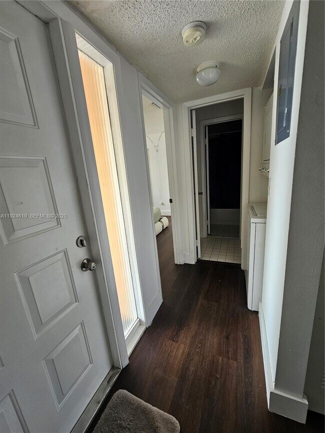 Building Photo - 1002 Adams Ave