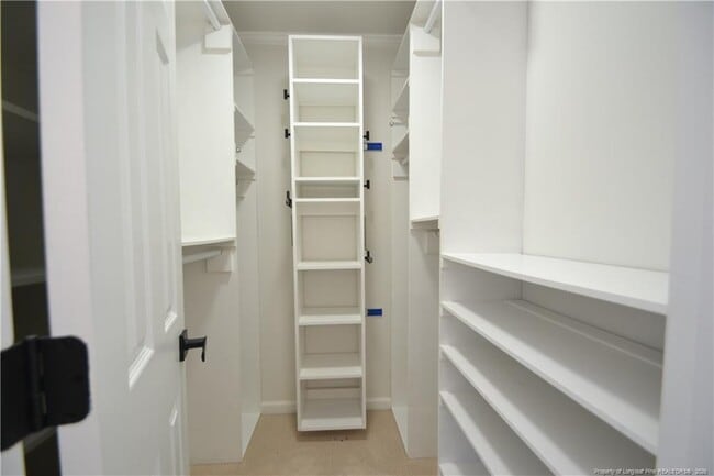 Building Photo - 900 Creek Haven Dr