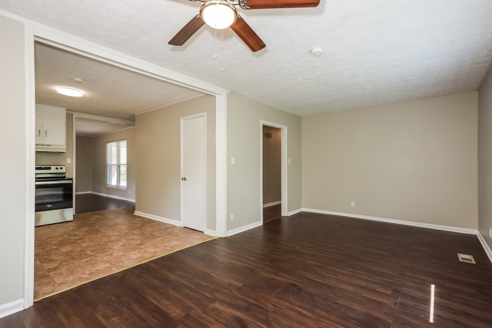 Building Photo - 2557 Saratoga Dr