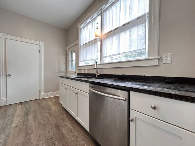 Building Photo - Charming 2-Bedroom Home -Close to Downtown...