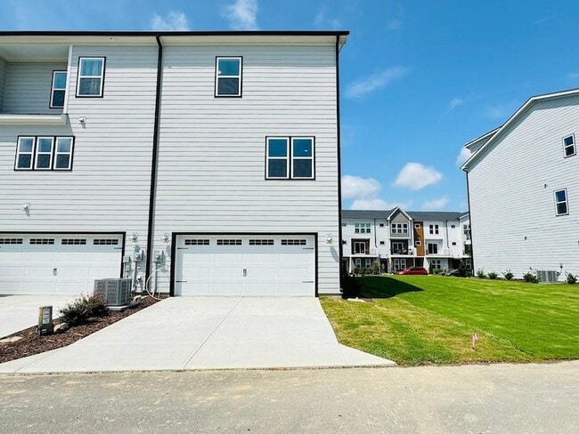 Building Photo - 2116 Big Falls Dr