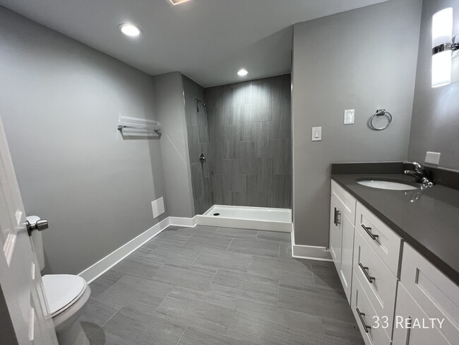 Building Photo - GROUND LEVEL 3 Bed 2.5 Bath / Oak Park / L...