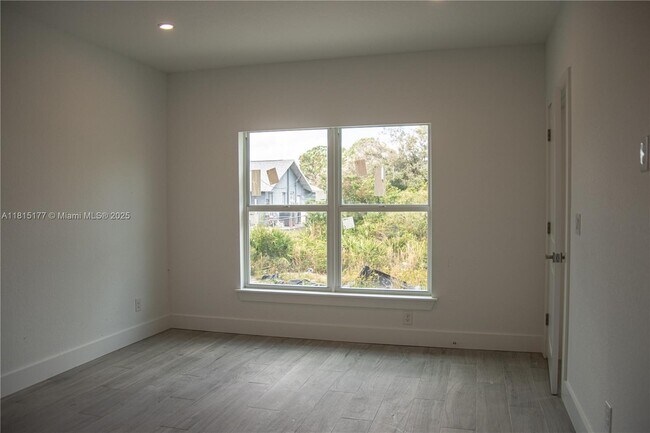 Building Photo - 497 Bounds St