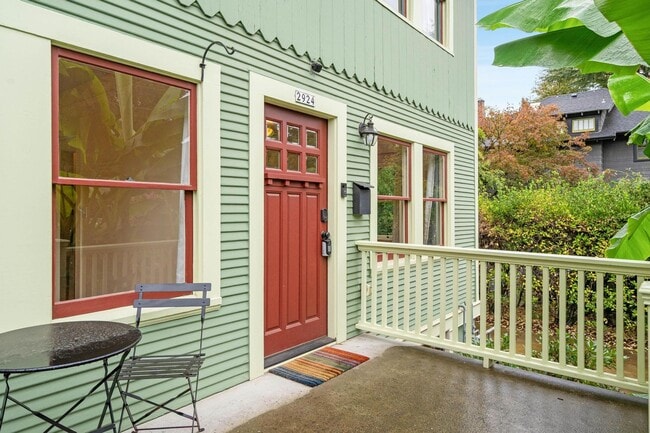 Building Photo - $300 off 1st month! Beautiful 2-bdrm/1-bat...