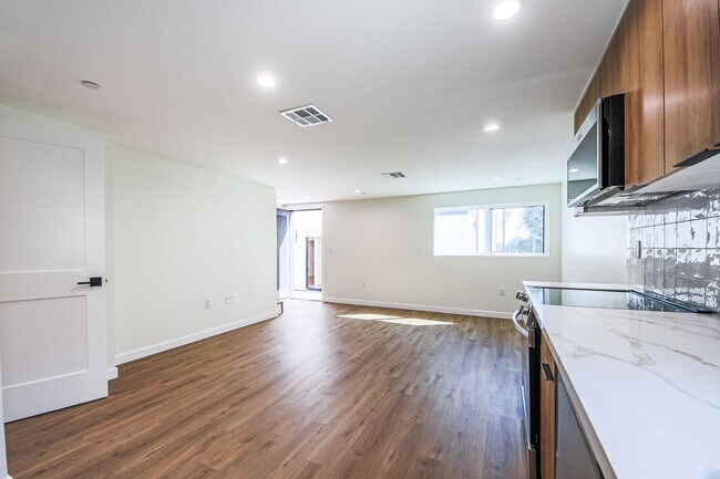 Building Photo - Ultra-Luxury Brand New 2 bed/2.5 bath and ...