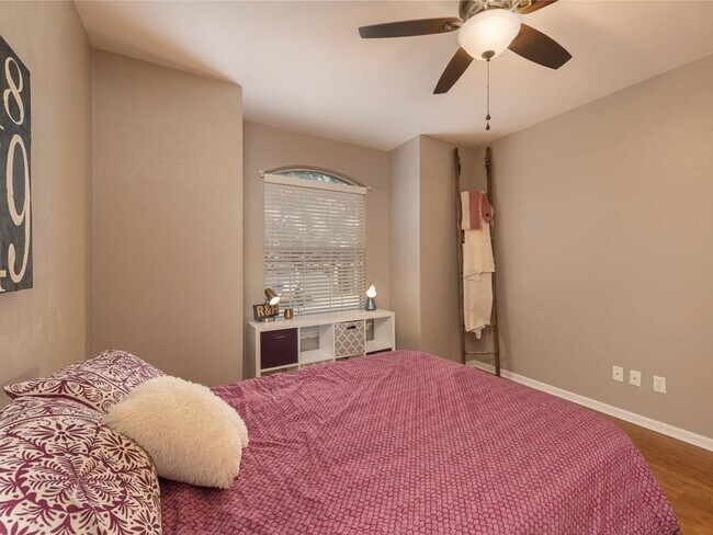 Building Photo - Beautiful 3 bedroom town home for rent Aug...