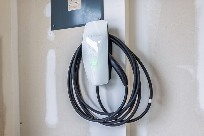 Building Photo - 644 W End Dr