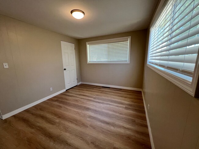 Building Photo - Freshly Remodeled Single-Family Home with ...