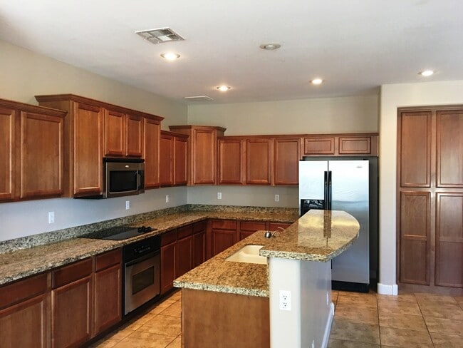Building Photo - Chandler 5 Bed, 3 Bath + Bonus Room Office/Den