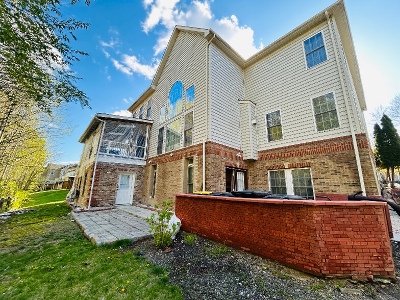 Building Photo - 15506 Symondsbury Way