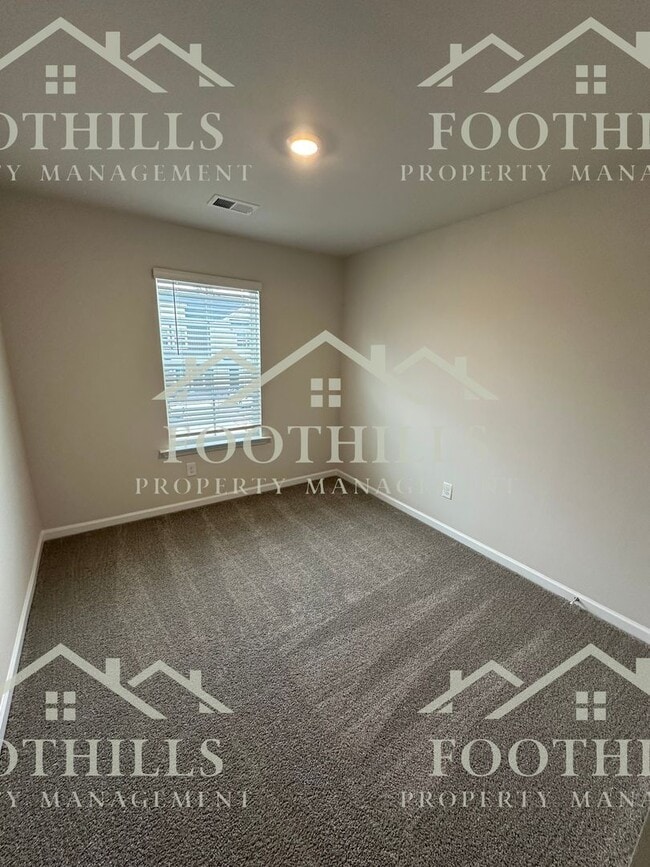 Building Photo - 104 Lowland Dr