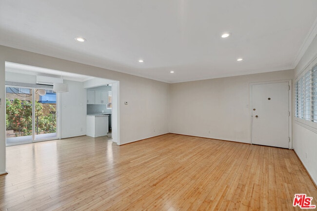 Building Photo - 2030 N Vermont Ave