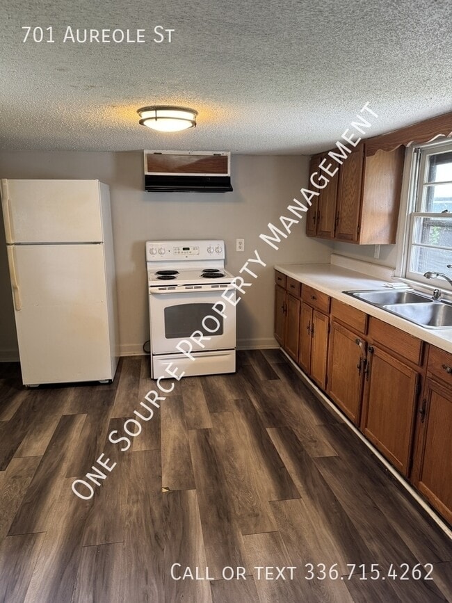 Building Photo - 701 Aureole St