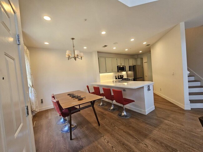 Building Photo - Modern 3BD/3BA Townhouse in Prime Union Ci...