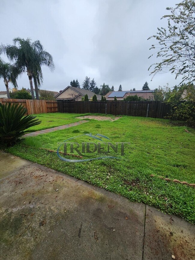 Building Photo - 3 bedroom, 2 ½ bath SOLAR home