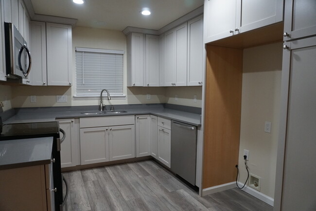 Building Photo - Beautifully remodeled halfplex in desirabl...