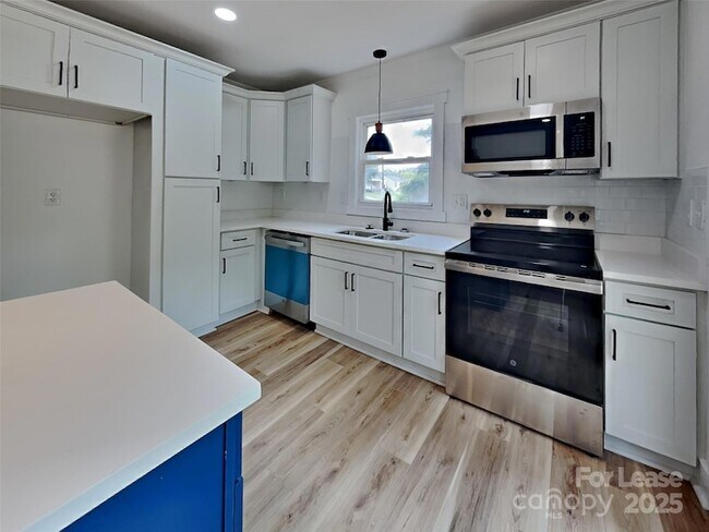 Building Photo - 2633 Brentwood Pl