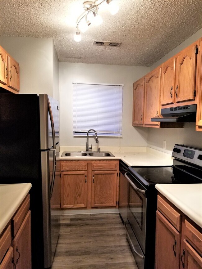 Building Photo - 8 - Hamilton Place