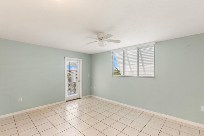 Building Photo - 3 Bedroom, 2 Bathroom Unfurnished Condo for a 1 year lease!