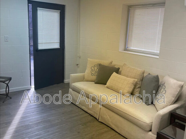 Building Photo - 126 Melvina Dr