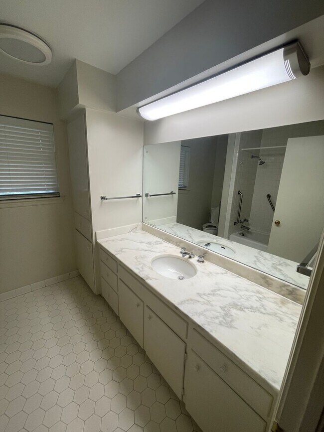 Building Photo - 607 Claymore Dr