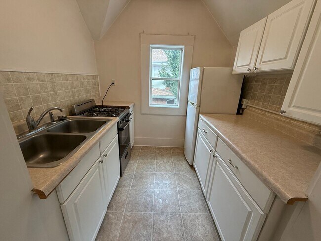 Building Photo - Spacious 1 Bed, 1 Bath Apartment Close to ...