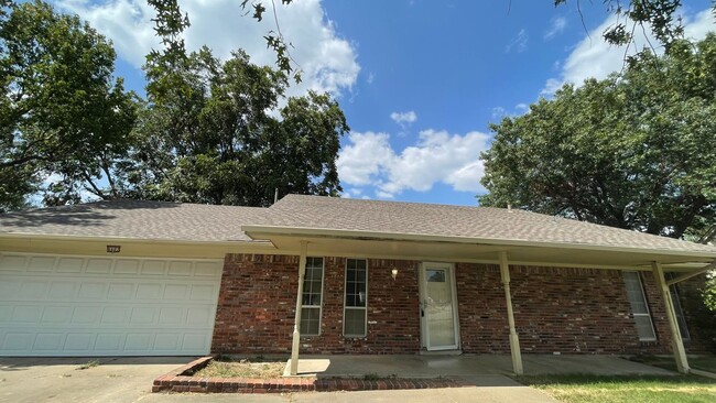 Primary Photo - Spacious house with new flooring