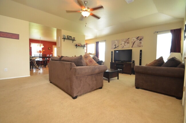 Building Photo - Gorgeous 3 bedroom 2 bath home in desired ...