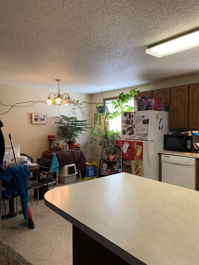 Building Photo - Water/Sewer/Trash Included - Large Two Bedroom One Bath In North Loveland! Easy Access to HWY 287!