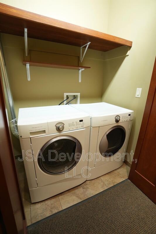 Building Photo - 208 E 4th St