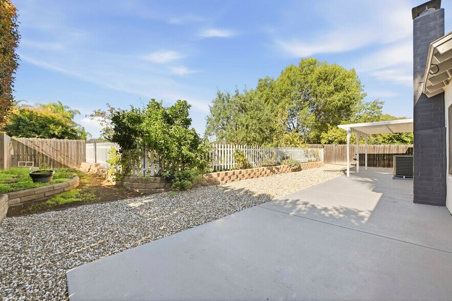 Building Photo - 362 Via Los Arcos