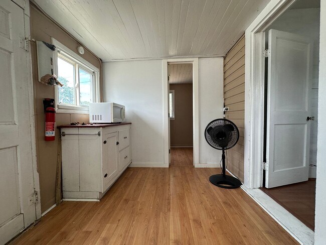 Building Photo - 2bed, 1bath 1,186sq.ft. home with large de...