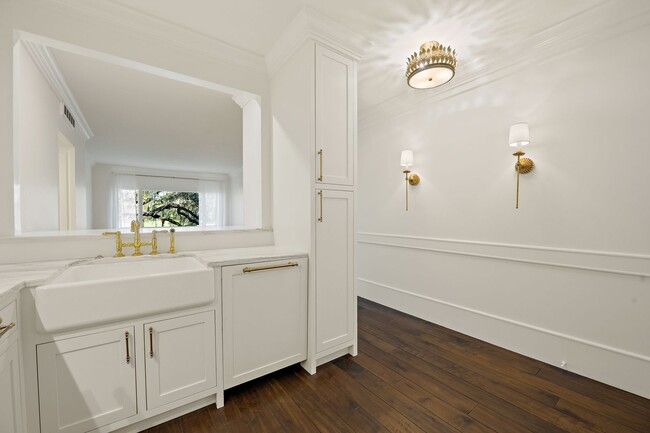 Building Photo - Beautiful, one-of-a-kind Park Avenue COndo