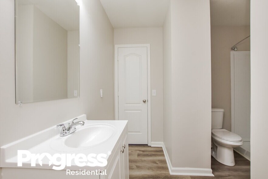 Building Photo - 740 Willow Creek Dr