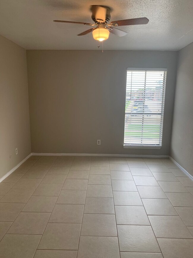 Building Photo - Clean and Bright 2 BR 2 BA Condo - Upstairs