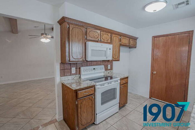 Building Photo - Beautiful 3-Bedroom Home in Yukon - Availa...