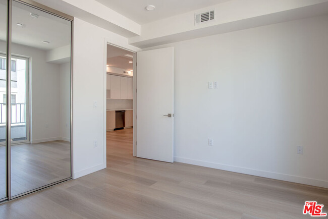 Building Photo - 4406 Fulton Ave