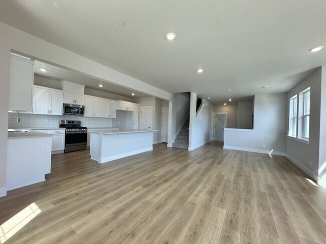 Building Photo - Brand New 5 Bedroom Home in Bull Mountain ...