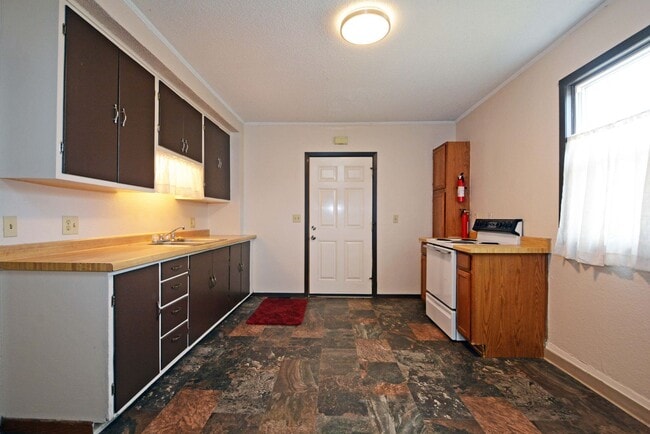 Building Photo - Spacious 3-Bed 1-Bath Unit in Hastings - Available Now!