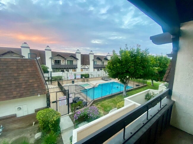 Building Photo - Spacious Two Bedroom Townhouse in Torrance...