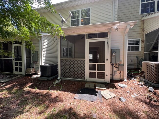 Building Photo - 2BR 2.5BA Townhome with Screened Porch