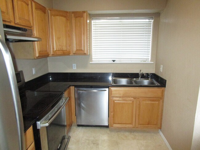 Building Photo - (2) Bed/(2.5) Bath Townhome Avail Now! Poo...