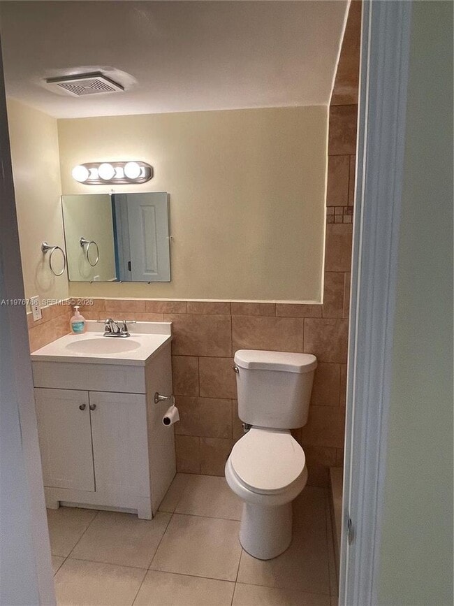 Building Photo - 1024 W 79th St