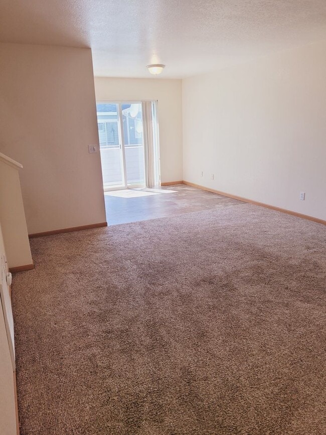 Building Photo - Bright & Convenient Townhouse Living!