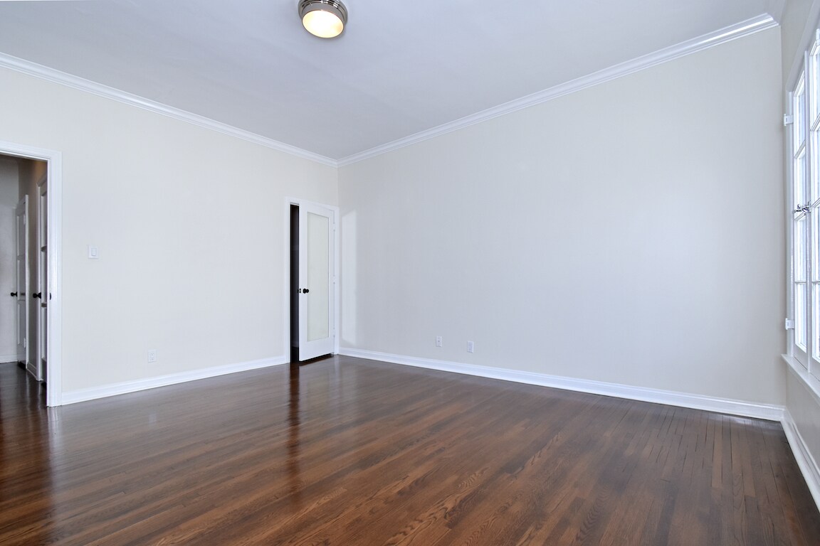 Building Photo - 724 S Genesee Ave