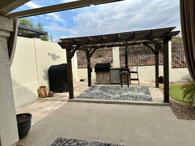 Building Photo - Gorgeous remodel update! No neighbors behind hillside lot