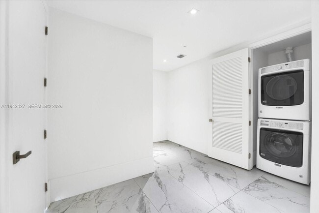 Building Photo - 5500 Island Estates Dr