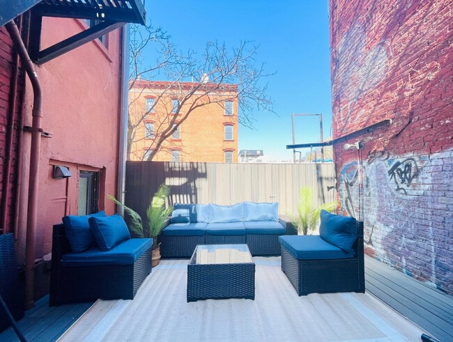 Building Photo - 402 E 11th St